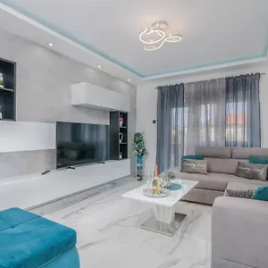 Luxury Lure Apartment